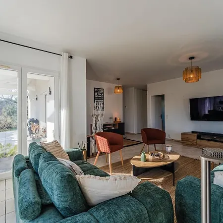 Avec Piscine Privee, Jardin & Poele A Bois Villa