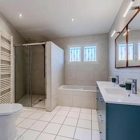 Avec Piscine Privee, Jardin & Poele A Bois Villa