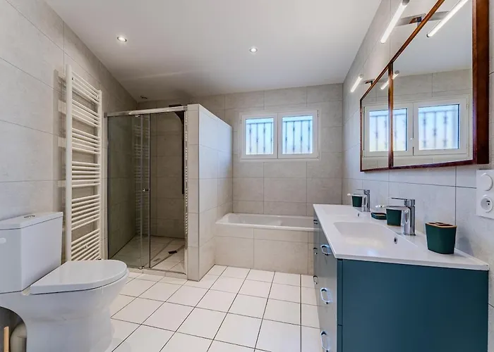 Avec Piscine Privee, Jardin & Poele A Bois Villa