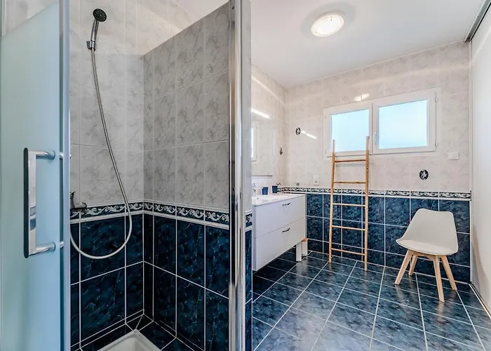 Avec Piscine Privee, Jardin & Poele A Bois